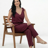 Enterizo vinotinto de tirantes con lazo en hombros, escote en V y cintura con cordón, elegante y femenino para salidas de noche y eventos