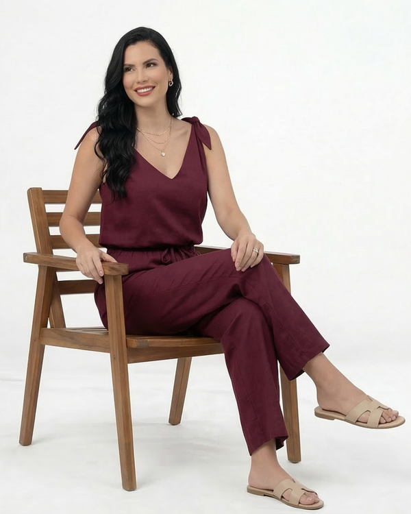 Enterizo vinotinto de tirantes con lazo en hombros, escote en V y cintura con cordón, elegante y femenino para salidas de noche y eventos