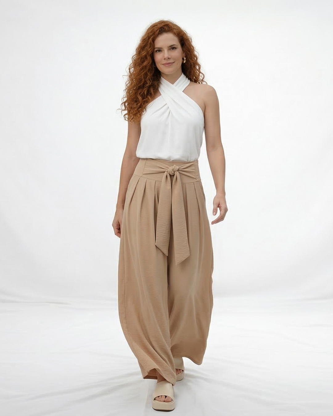 Pantalón ancho beige cintura alta con lazo frontal y pinzas, fluido y femenino para salidas elegantes, fiestas y eventos especiales en Colombia