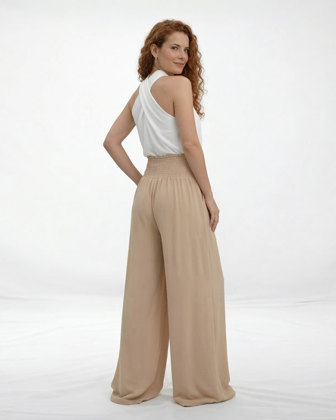 Pantalón ancho beige cintura alta con lazo frontal y pinzas, fluido y femenino para salidas elegantes, fiestas y eventos especiales en Colombia