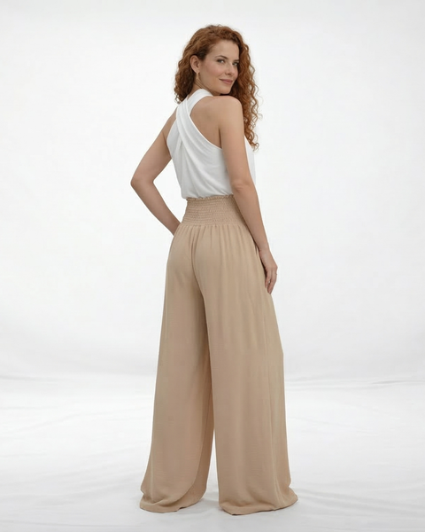 Pantalón ancho beige cintura alta con lazo frontal y pinzas, fluido y femenino para salidas elegantes, fiestas y eventos especiales en Colombia