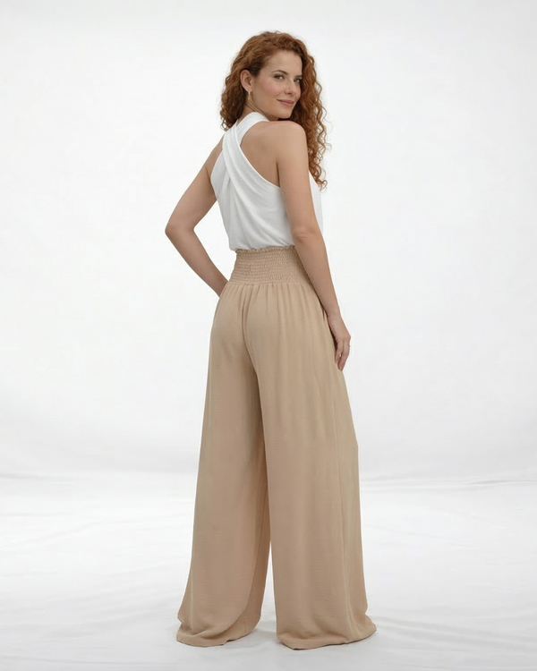 Pantalón ancho beige cintura alta con lazo frontal y pinzas, fluido y femenino para salidas elegantes, fiestas y eventos especiales en Colombia