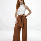 Pantalón ancho café cintura alta con lazo frontal y pinzas, elegante y cómodo para fiestas, salidas elegantes y matrimonios en Colombia