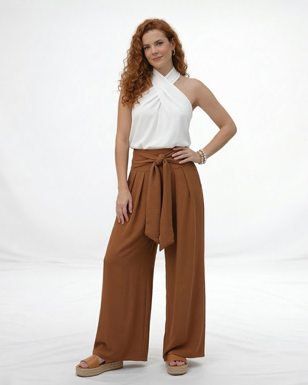 Pantalón ancho café cintura alta con lazo frontal y pinzas, elegante y cómodo para fiestas, salidas elegantes y matrimonios en Colombia