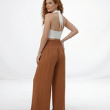 Pantalón ancho café cintura alta con lazo frontal y pinzas, elegante y cómodo para fiestas, salidas elegantes y matrimonios en Colombia