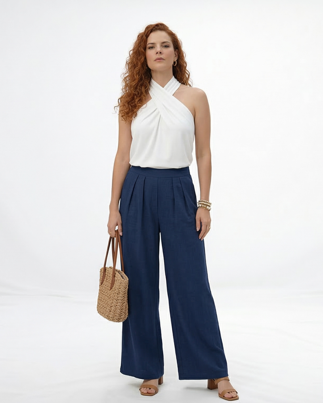 Pantalón palazzo azul marino cintura alta con pinzas frontales y tela fluida tipo lino, elegante para fiestas, grados y matrimonios en Colombia