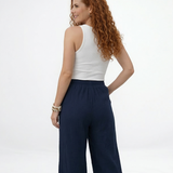 Pantalón palazzo azul marino cintura alta con pinzas frontales y tela fluida tipo lino, elegante para fiestas, grados y matrimonios en Colombia