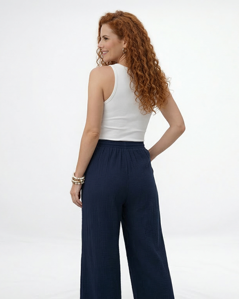 Pantalón palazzo azul marino cintura alta con pinzas frontales y tela fluida tipo lino, elegante para fiestas, grados y matrimonios en Colombia