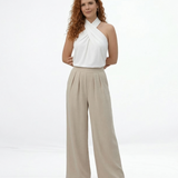 Pantalón palazzo beige cintura alta con pinzas frontales y tela fluida tipo lino, elegante y cómodo para salidas, fiestas y eventos en Colombia
