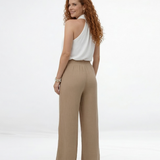 Pantalón palazzo café cintura alta con pinzas frontales y tela fluida tipo lino, versátil y femenino para salidas elegantes y reuniones en Colombia