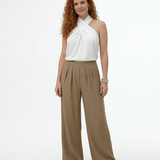 Pantalón palazzo café cintura alta con pinzas frontales y tela fluida tipo lino, versátil y femenino para salidas elegantes y reuniones en Colombia