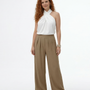 Pantalón palazzo café cintura alta con pinzas frontales y tela fluida tipo lino, versátil y femenino para salidas elegantes y reuniones en Colombia