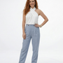 Pantalón azul claro tipo lino cintura alta con pinzas y botón decorativo, elegante y cómodo para salidas casuales, reuniones y trabajo en Colombia