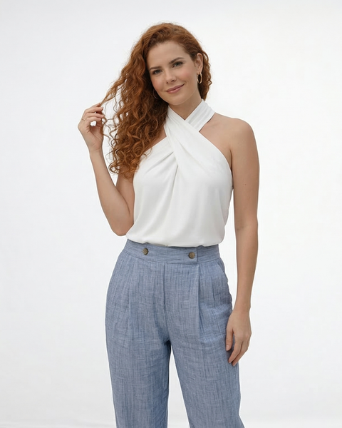 Pantalón azul claro tipo lino cintura alta con pinzas y botón decorativo, elegante y cómodo para salidas casuales, reuniones y trabajo en Colombia