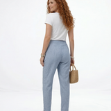 Pantalón azul claro tipo lino cintura alta con pinzas y botón decorativo, elegante y cómodo para salidas casuales, reuniones y trabajo en Colombia