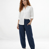 Pantalón azul marino tipo lino holgado con cintura elástica, bolsillos frontales y puño en el tobillo, fresco y versátil para salidas casuales y paseos en Colombia