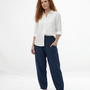 Pantalón azul marino tipo lino holgado con cintura elástica, bolsillos frontales y puño en el tobillo, fresco y versátil para salidas casuales y paseos en Colombia