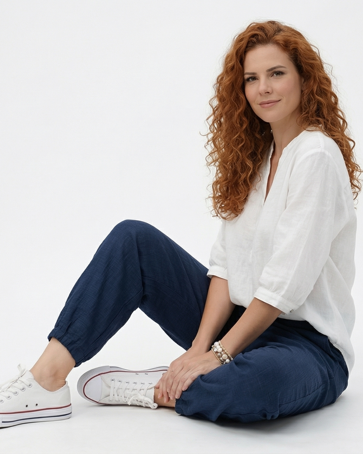 Pantalón azul marino tipo lino holgado con cintura elástica, bolsillos frontales y puño en el tobillo, fresco y versátil para salidas casuales y paseos en Colombia