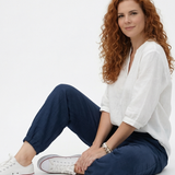 Pantalón azul marino tipo lino holgado con cintura elástica, bolsillos frontales y puño en el tobillo, fresco y versátil para salidas casuales y paseos en Colombia