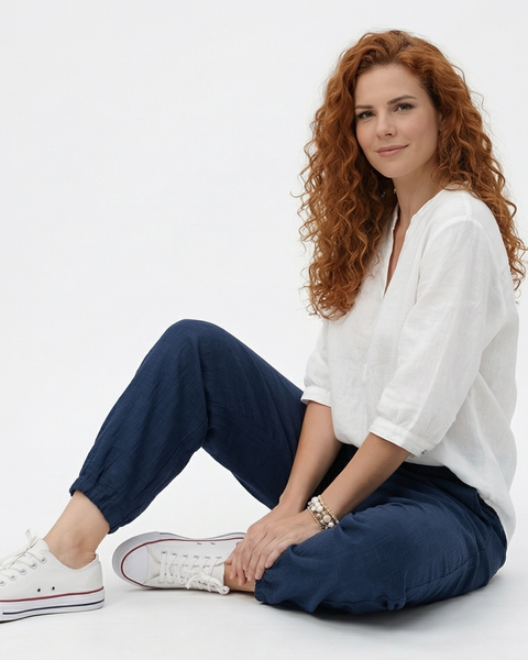 Pantalón azul marino tipo lino holgado con cintura elástica, bolsillos frontales y puño en el tobillo, fresco y versátil para salidas casuales y paseos en Colombia