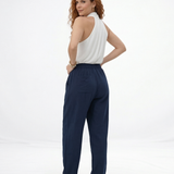 Pantalón azul marino tipo lino holgado con cintura elástica, bolsillos frontales y puño en el tobillo, fresco y versátil para salidas casuales y paseos en Colombia