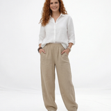 Pantalón caqui tipo lino holgado con cintura elástica, bolsillos frontales y puño en el tobillo, cómodo y casual para salidas de día y fines de semana en Colombia