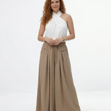 Pantalón palazzo caqui super fluido con cintura elástica alta, cordón y pinzas frontales, cómodo y elegante para fiestas, salidas y eventos en Colombia