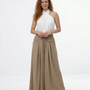 Pantalón palazzo caqui super fluido con cintura elástica alta, cordón y pinzas frontales, cómodo y elegante para fiestas, salidas y eventos en Colombia