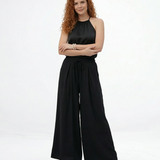 Pantalón palazzo negro super fluido con cintura elástica alta, cordón y pinzas frontales, versátil y sofisticado para fiestas, grados y matrimonios en Colombia