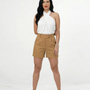 Short caqui cintura alta con pinzas frontales y botón decorativo tipo lino, cómodo y elegante para salidas casuales y fines de semana en Colombia