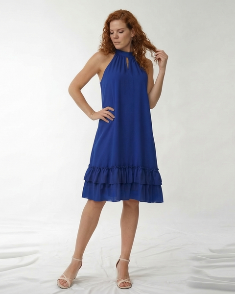 Vestido corto azul con cuello halter, abertura en escote, silueta suelta y doble volante en la falda, fresco y elegante para fiestas y salidas especiales