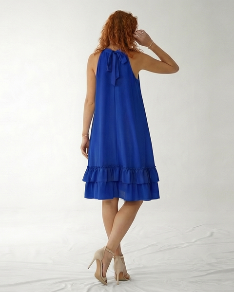 Vestido corto azul con cuello halter, abertura en escote, silueta suelta y doble volante en la falda, fresco y elegante para fiestas y salidas especiales