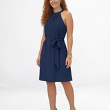 Vestido corto azul marino con cuello halter, sin mangas y lazo en cintura, ideal para matrimonios de día y reuniones elegantes