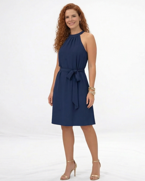 Vestido corto azul marino con cuello halter, sin mangas y lazo en cintura, ideal para matrimonios de día y reuniones elegantes