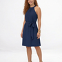 Vestido corto azul marino con cuello halter, sin mangas y lazo en cintura, ideal para matrimonios de día y reuniones elegantes