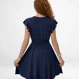 Vestido corto azul marino con escote en V cruzado, manga volante y cintura elástica fruncida, ideal para salidas elegantes y matrimonios de día