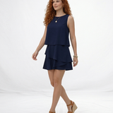 Vestido corto azul marino sin mangas cuello redondo con tres capas de volantes, ideal para fiestas, grados y eventos elegantes en Colombia