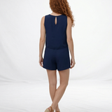 Vestido corto azul marino sin mangas cuello redondo con tres capas de volantes, ideal para fiestas, grados y eventos elegantes en Colombia