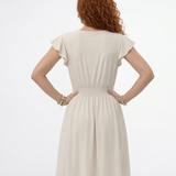 Vestido corto beige con escote en V cruzado, manga volante y cintura elástica fruncida, perfecto para salidas casuales, citas y días de calor