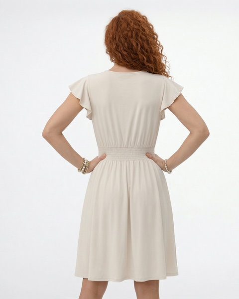 Vestido corto beige con escote en V cruzado, manga volante y cintura elástica fruncida, perfecto para salidas casuales, citas y días de calor