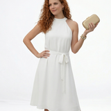 Vestido corto blanco con cuello halter, sin mangas y lazo en cintura, ideal para grados, matrimonios de día y celebraciones especiales