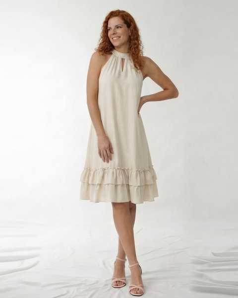 Vestido corto crema con cuello halter, abertura en escote, silueta suelta y doble volante en la falda, ideal para matrimonios de día, grados y eventos casuales
