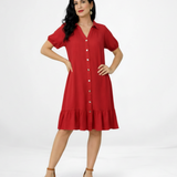 Vestido corto rojo tipo camisero con cuello de camisa, manga corta globo, botones al frente y volante en el ruedo, ideal para salidas casuales, citas y fines de semana