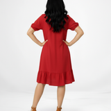 Vestido corto rojo tipo camisero con cuello de camisa, manga corta globo, botones al frente y volante en el ruedo, ideal para salidas casuales, citas y fines de semana
