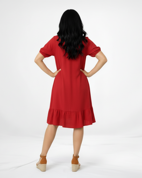 Vestido corto rojo tipo camisero con cuello de camisa, manga corta globo, botones al frente y volante en el ruedo, ideal para salidas casuales, citas y fines de semana