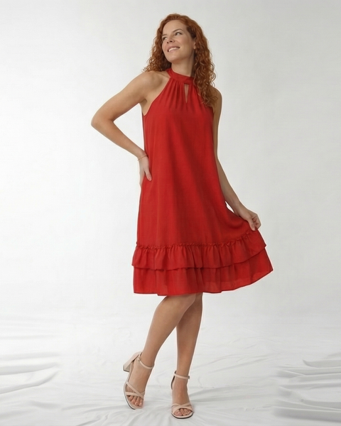 Vestido corto rojo con cuello halter, abertura en escote, silueta suelta y doble volante en la falda, perfecto para fiestas, citas y eventos especiales