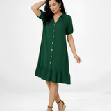Vestido corto verde tipo camisero con cuello de camisa, manga corta globo, botones al frente y volante en el ruedo, perfecto para salidas de día, paseos y reuniones casuales
