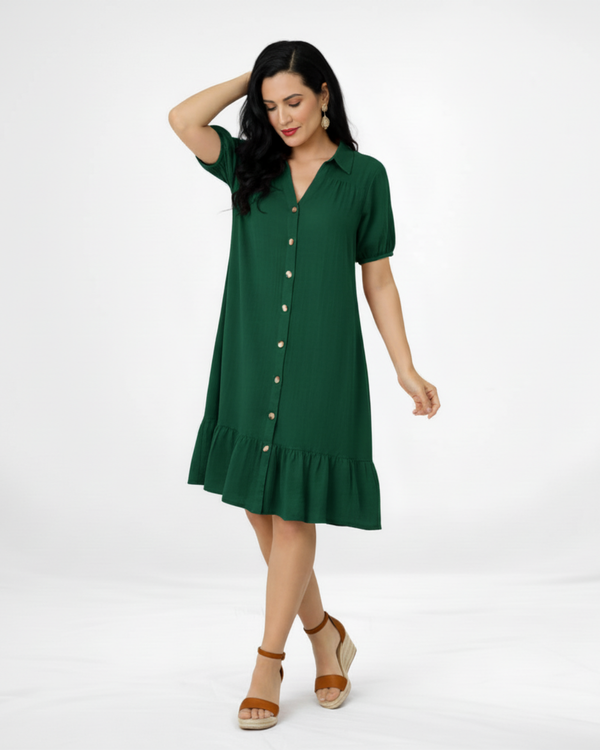 Vestido corto verde tipo camisero con cuello de camisa, manga corta globo, botones al frente y volante en el ruedo, perfecto para salidas de día, paseos y reuniones casuales