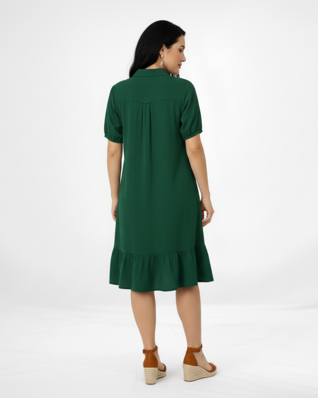 Vestido corto verde tipo camisero con cuello de camisa, manga corta globo, botones al frente y volante en el ruedo, perfecto para salidas de día, paseos y reuniones casuales