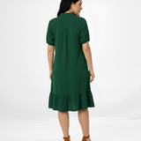 Vestido corto verde tipo camisero con cuello de camisa, manga corta globo, botones al frente y volante en el ruedo, perfecto para salidas de día, paseos y reuniones casuales
